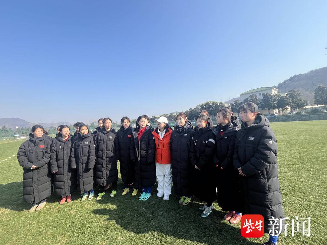 田震南京开唱先探望江苏女足 透露因《铿锵玫瑰》圆了足球梦