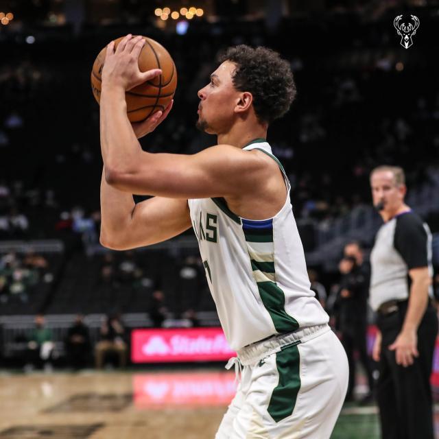 乐鱼官网官方网站-字母哥两战85分碾压篮网！雄鹿面对东部两强5胜1负